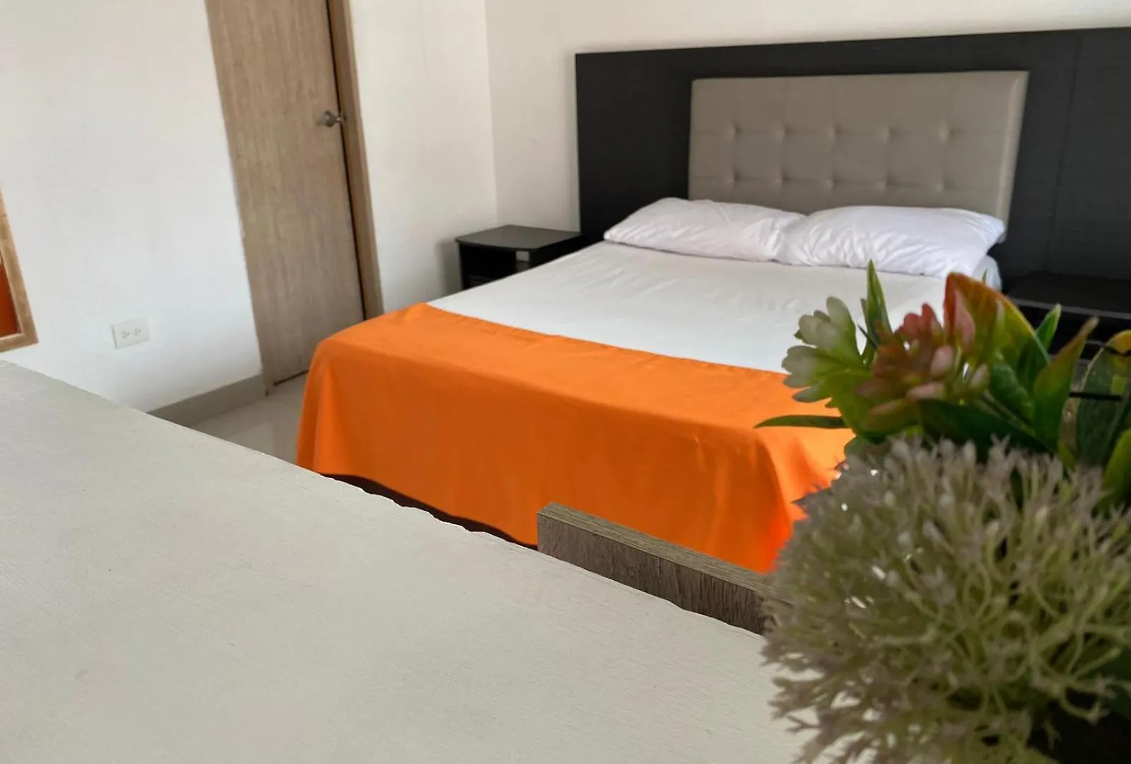 ***  Hotel Emporium El Coral Laureles Medellín Colombia